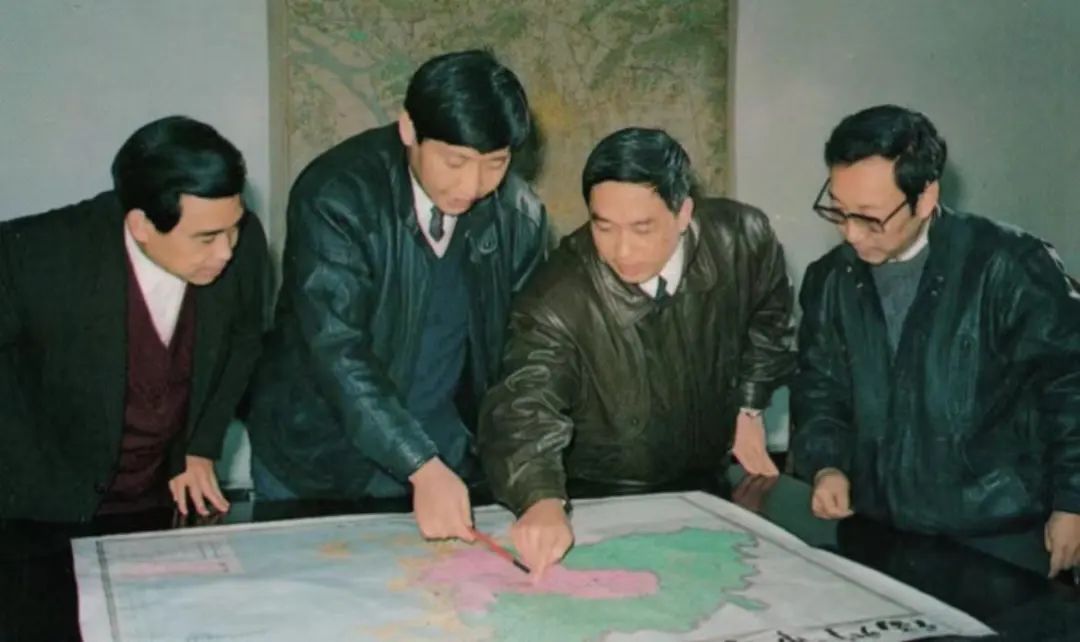 1991年12月，習近平與同事討論福州市戰略規劃設想。（圖源：《習近平在福州》）