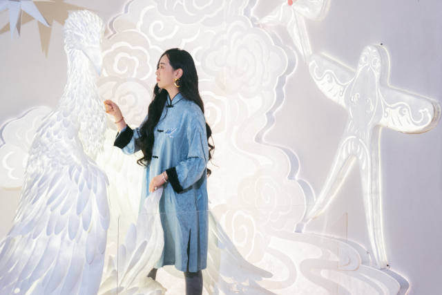 温秋雯与作品《羽与鳞》。 温秋雯与作品《羽与鳞》。