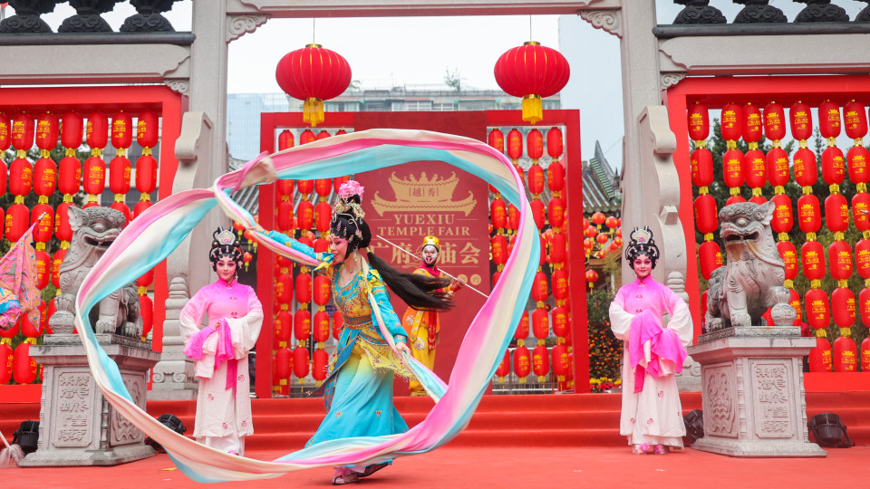 Yuexiu Temple Fair gives off Lantern Festival vibe in Guangzhou