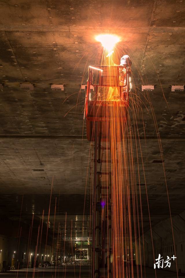 海底放“烟花”，工人在隧道内进行电弧切割作业。