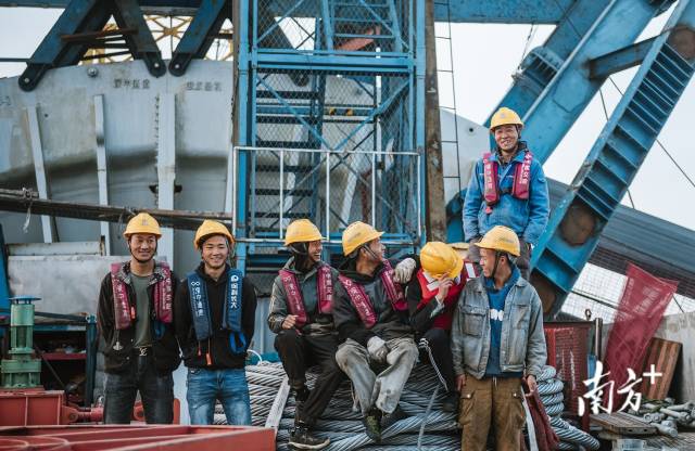 来自四川凉山的彝族年轻工人们在深中大桥主塔上合影留念，为能参与世界级超级工程建设倍感自豪。