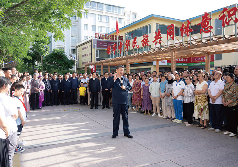 　　2024年6月19日至20日，中共中央总书记、国家主席、中央军委主席习近平在宁夏考察。这是19日下午，习近平在银川市金凤区长城花园社区考察时，同社区居民亲切交流。 新华社记者 谢环驰/摄