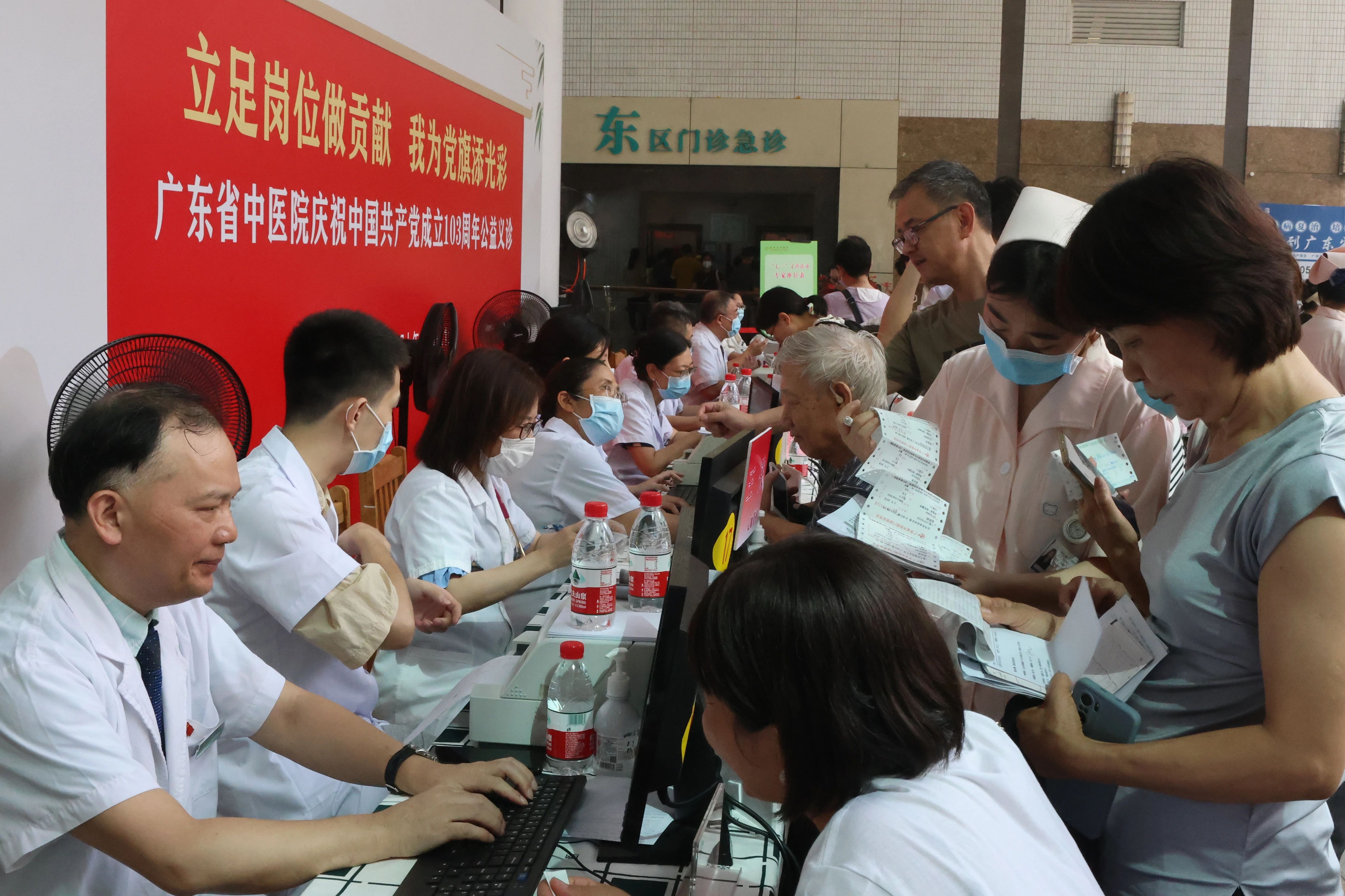 广东省中医院义诊活动大德路总院现场。