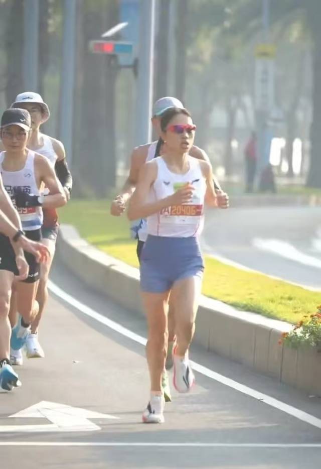 张水华参加深圳马拉松。