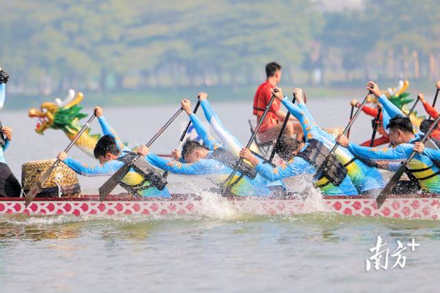 龙舟健儿们逐浪桂畔湖。活动方供图 