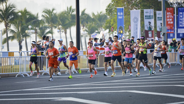 2025珠海马拉松,选手跑在情侣路。摄影:曹雅琴