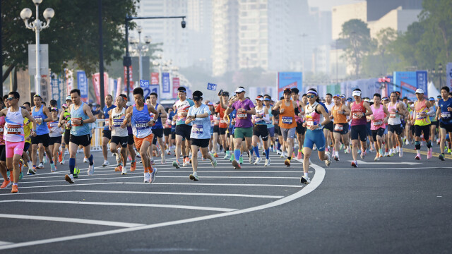 2025珠海马拉松,选手出发。摄影:曹雅琴
