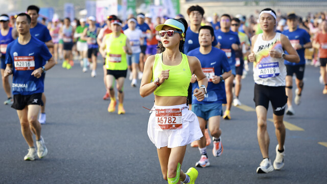 2025珠海马拉松,选手出发。摄影:曹雅琴