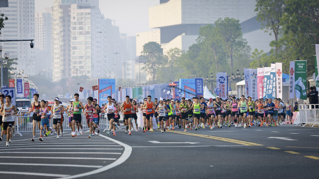 2025珠海马拉松,选手冲出起点。摄影:曹雅琴