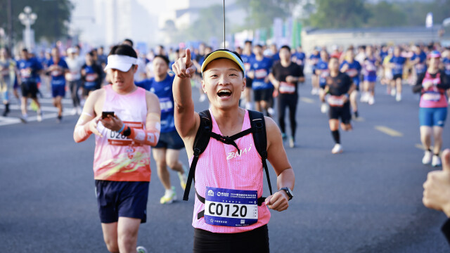 2025珠海马拉松,选手出发。摄影:曹雅琴