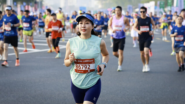 2025珠海马拉松,选手出发。摄影:曹雅琴