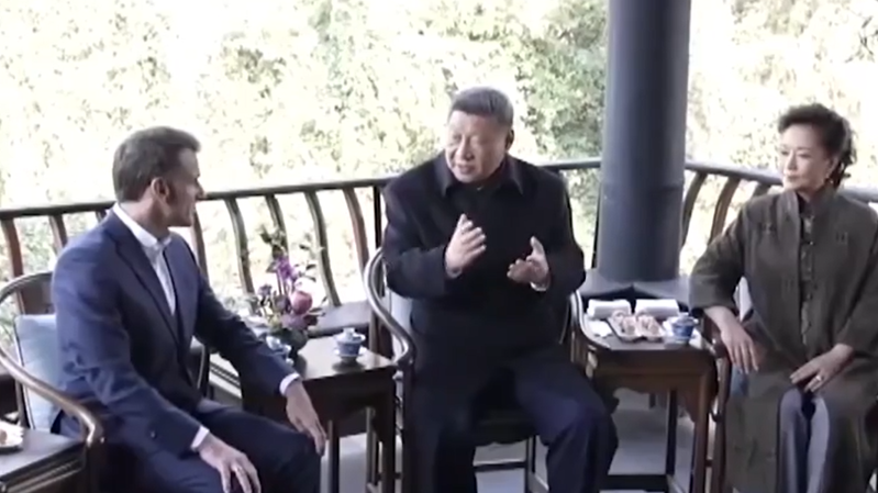 此行间·“不打领带”的友好交流，习近平向马克龙这样介绍中国“治”慧