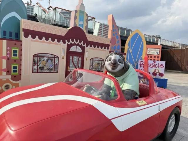 ▲早在《疯狂动物城2》上映两个月前,影片的预热活动就开始了。图为2025年9月12日上海徐汇滨江的快闪活动,图中开跑车的角色,是该系列前作中出现过的名叫“闪电”的树懒 图/IC photo ▲早在《疯狂动物城2》上映两个月前,影片的预热活动就开始了。图为2025年9月12日上海徐汇滨江的快闪活动,图中开跑车的角色,是该系列前作中出现过的名叫“闪电”的树懒。图/IC photo