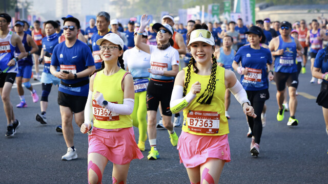 2025珠海马拉松,选手出发。摄影:曹雅琴