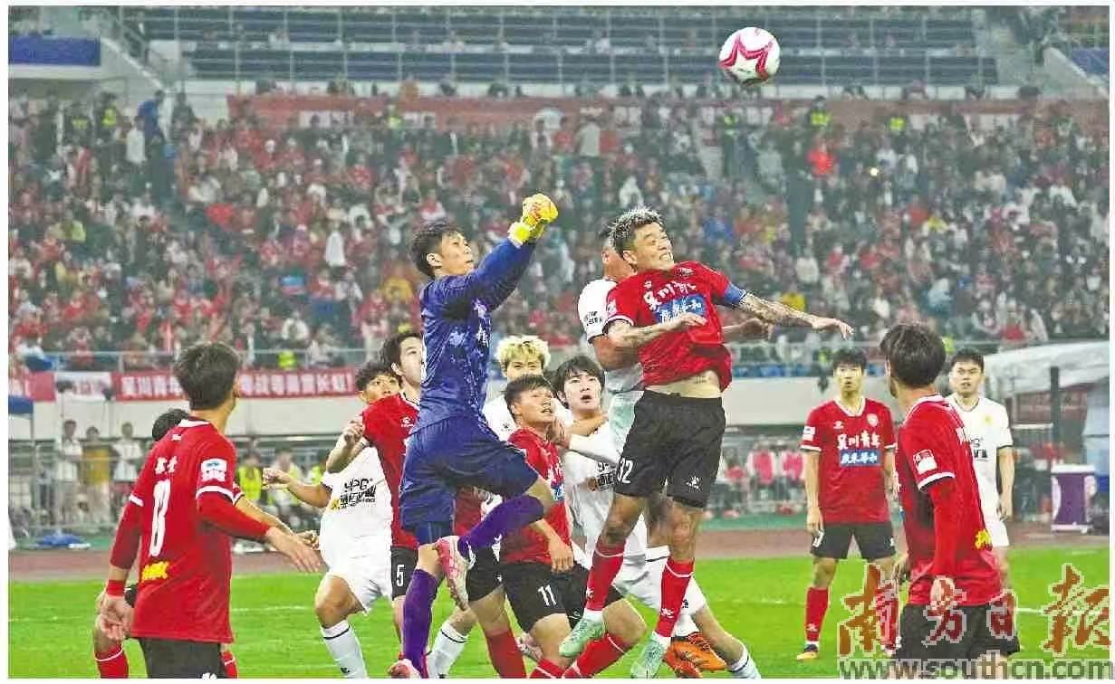 省超决赛首回合,双方运动员激烈拼抢。姚志豪 龚钰坤 杨川 摄