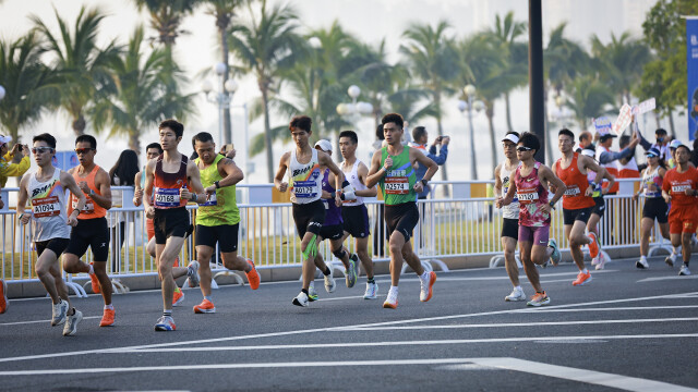 2025珠海马拉松,选手跑在情侣路。摄影:曹雅琴