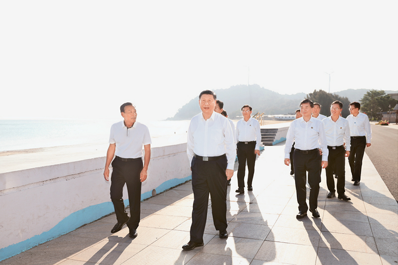 　　2024年10月15日至16日，中共中央总书记、国家主席、中央军委主席习近平在福建考察。这是15日下午，习近平在漳州市东山县陈城镇澳角村考察时，步行察看澳角湾海域环境和村容村貌。 新华社记者 鞠鹏/摄