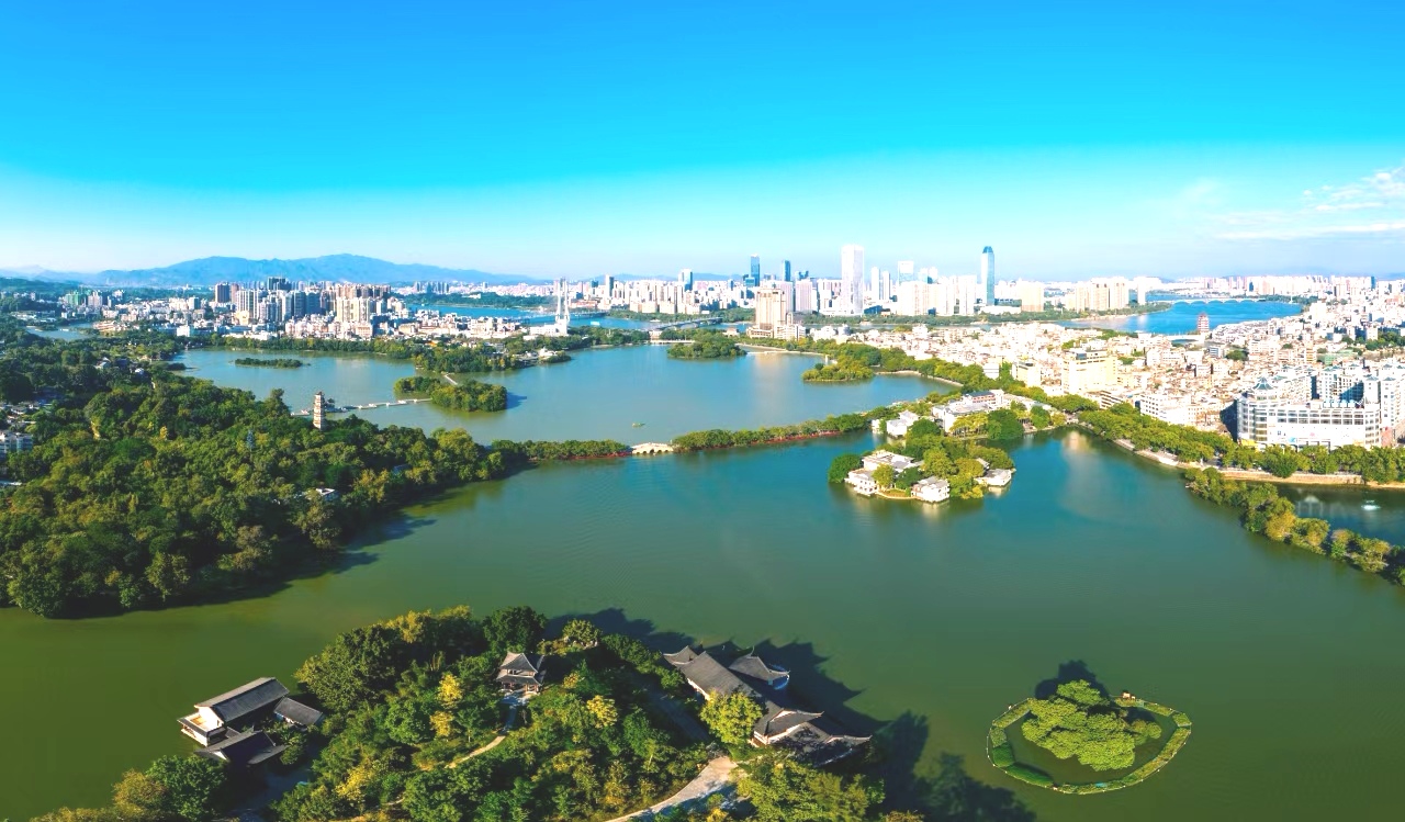 Aerial view of downtown Huizhou. 南方+ 王昌辉 拍摄