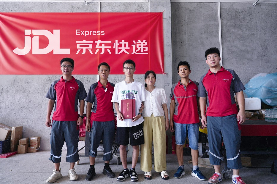 京东快递员陈世兴的儿子收到北大录取通知书