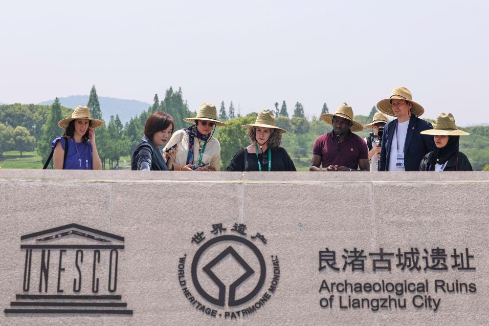 △2025年4月23日，参加第三届联合国教科文组织国际博物馆高级别论坛的嘉宾参观良渚古城遗址公园。