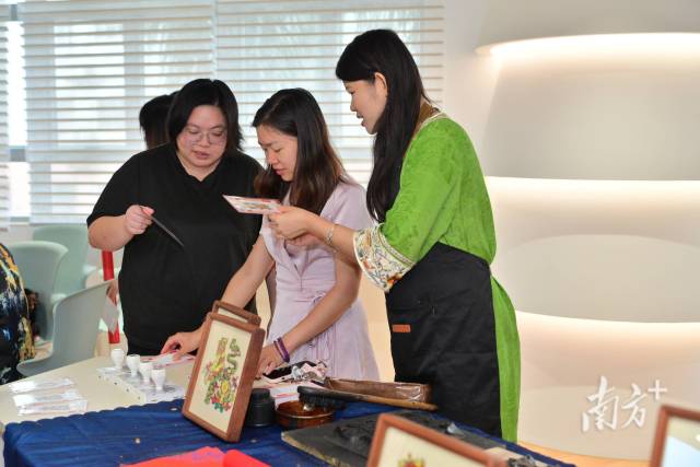 广东省文化馆文心艺术空间启用开放活动上，市民们进行佛山木版年画体验。