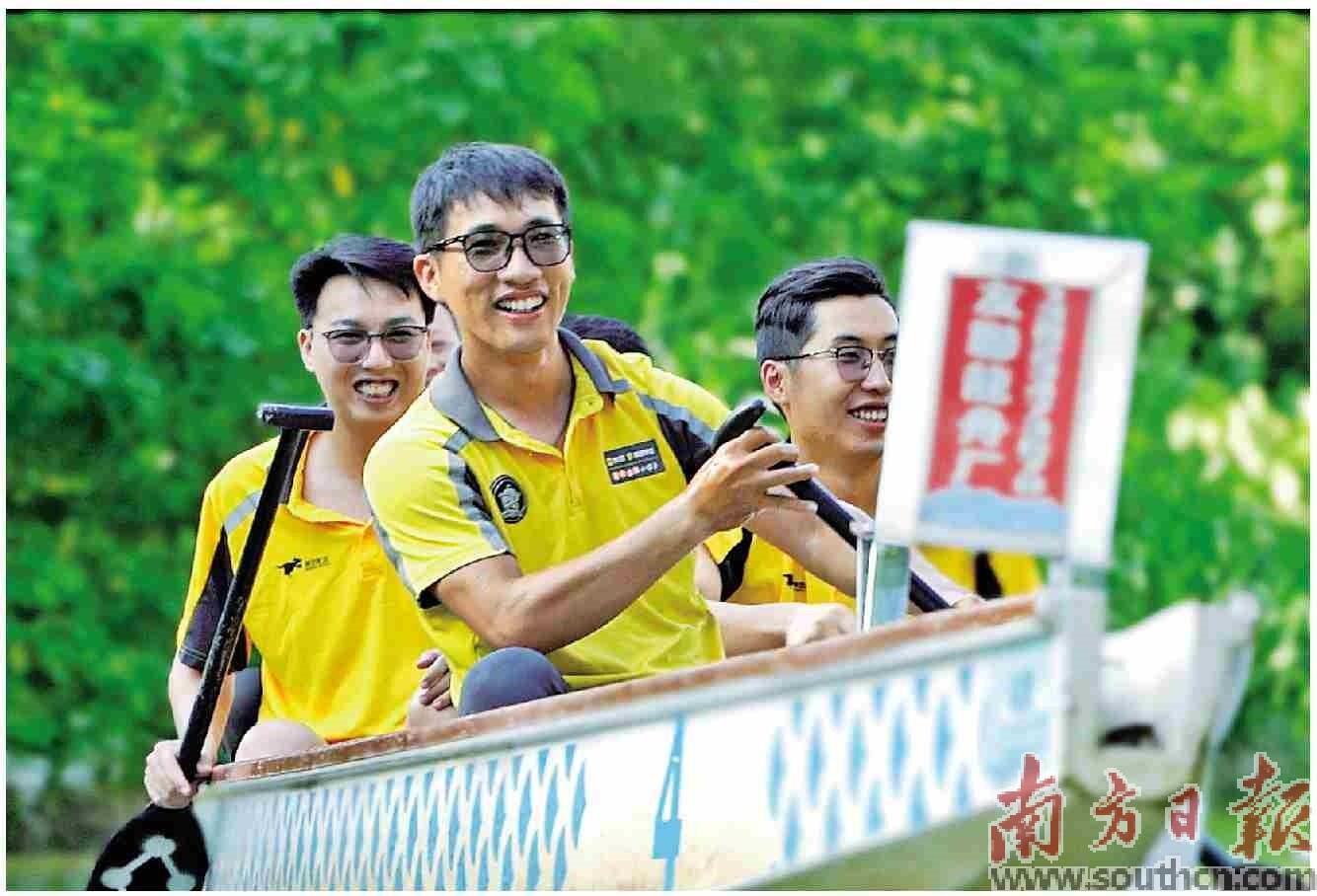 江门鹤山骑手李嘉崑（右）和王桦勇（中）等人常利用闲暇时间划龙舟。受访者供图