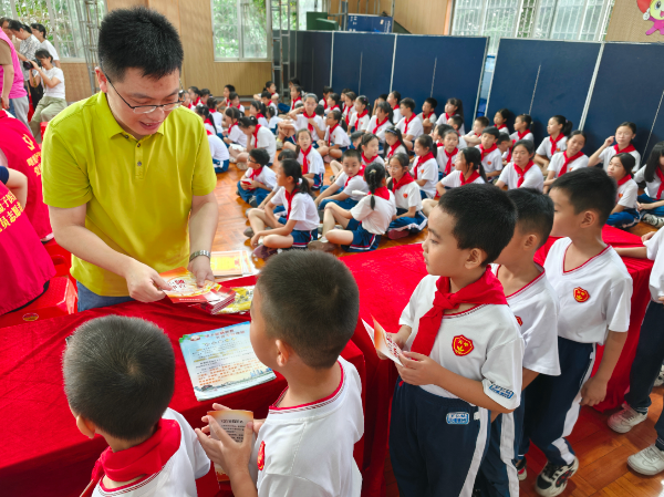 7月4日 02元甲学校反邪教进校园宣传活动.jpg