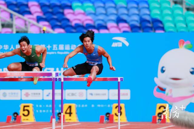 香港跨栏选手张绍衡(右)。 香港跨栏选手张绍衡(右)。