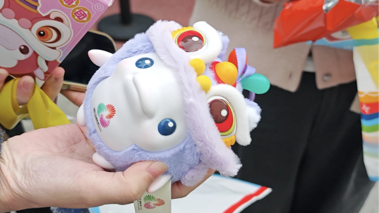 十五运会“三国醒狮盲盒”爆火，市民提前2个小时排队等候