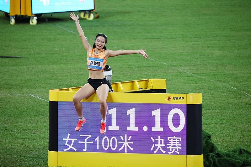 △田径女子100米决赛,陈妤颉夺冠,并刷新亚洲青年纪录。