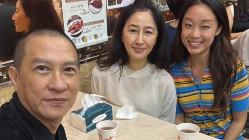 女生偶遇张家辉、关咏荷夫妇，直夸“人超级好”，被主动邀请坐旁边合影！