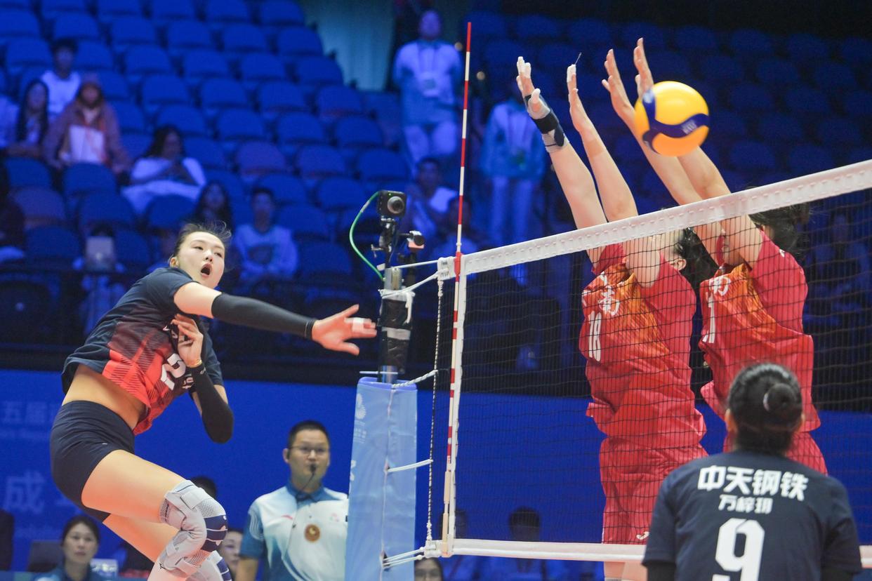 女排成年组小组赛,江苏队3-0战胜云南队。