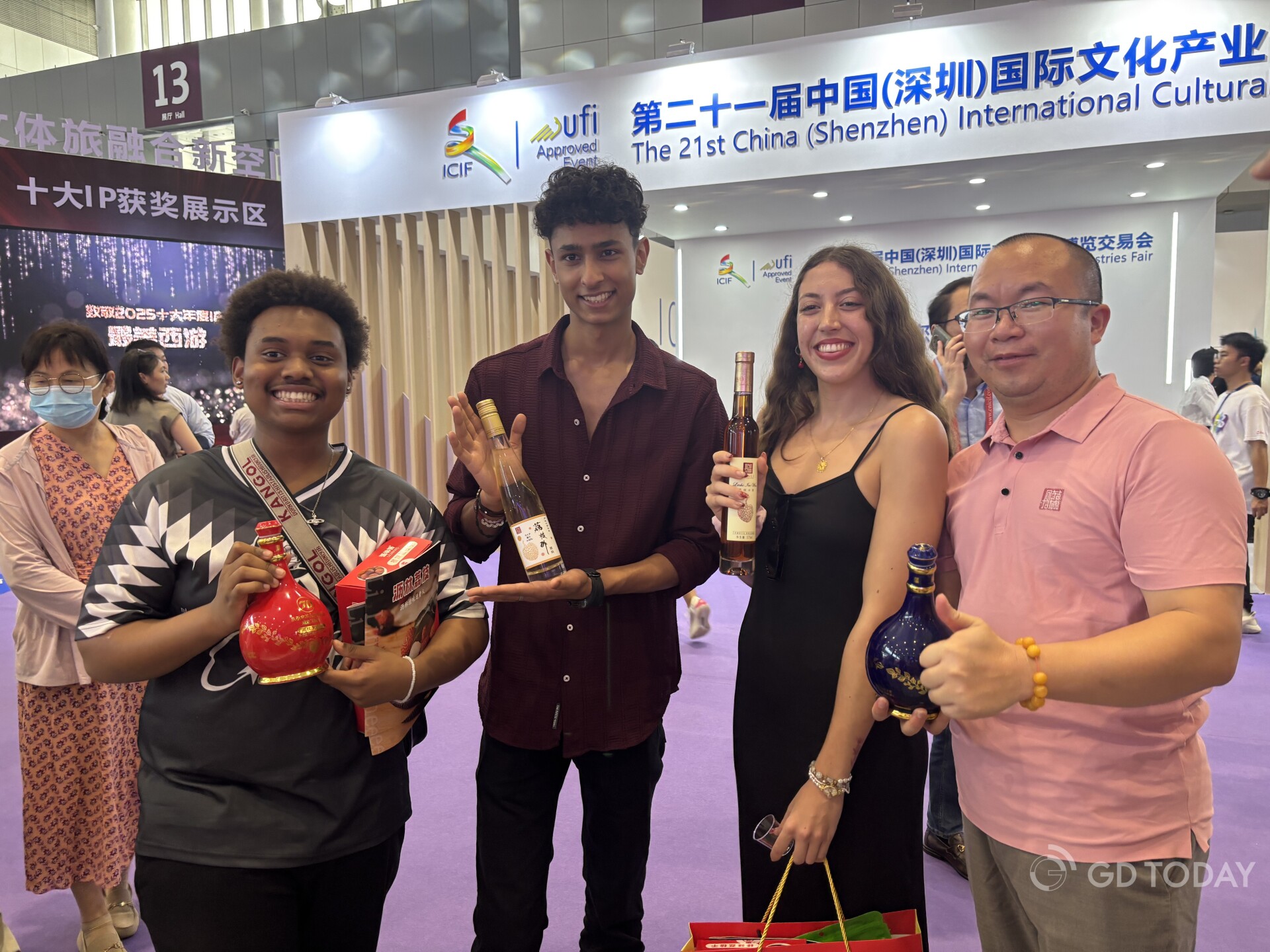 Three foreign guests praised for the lychee wine.