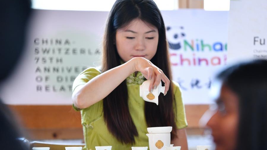 Chinese tea goes down a treat at Swiss mountaintop ceremony