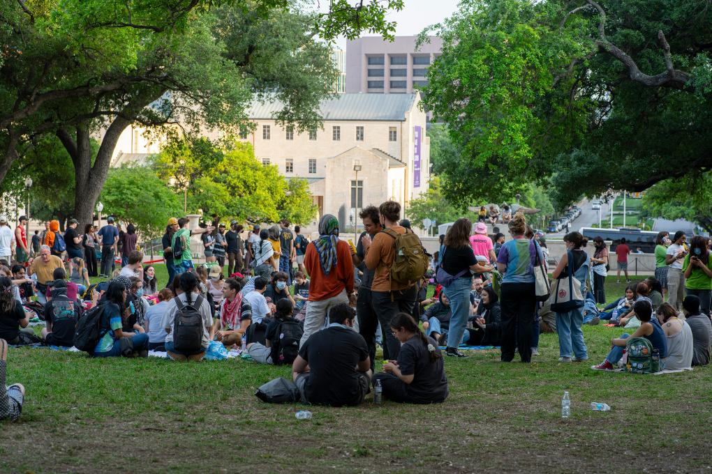 2024年4月24日，人们在美国得克萨斯大学奥斯汀分校校园里举行集会。新华社发（克里斯托弗·达维拉摄）