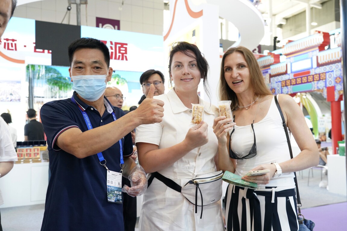 外国友人组团打卡文博会云浮展厅，非遗美食获国际点赞