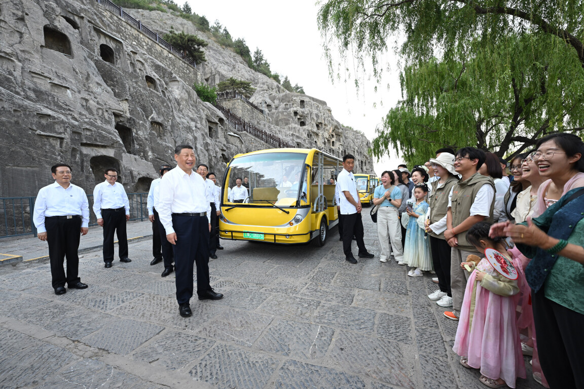 5月19日至20日，中共中央总书记、国家主席、中央军委主席习近平在河南考察。这是19日下午，习近平总书记在洛阳龙门石窟考察时，同游客亲切交流。新华社记者 谢环驰摄
