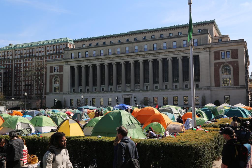 这是2024年4月26日在美国纽约的哥伦比亚大学拍摄的“声援加沙营地”抗议活动现场。新华社记者刘亚南摄