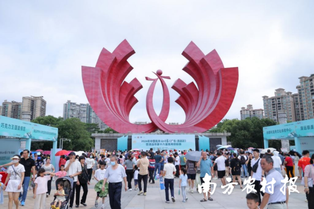 主办方在凤城文化广场举办了多场活动。