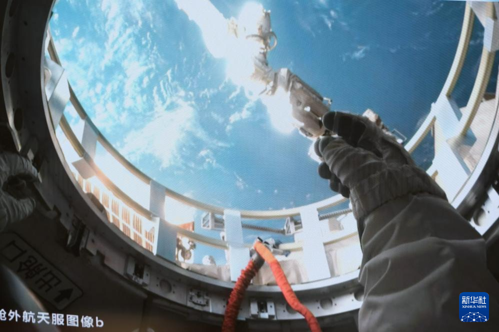 　　5月28日在北京航天飞行控制中心拍摄的第次神舟十八号航天员李广苏在出舱口等待进一步指令的画面
。新华社记者 李杰 摄