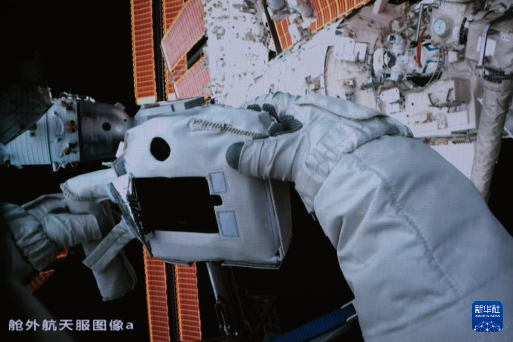 　　5月28日在北京航天飞行控制中心拍摄的神舟十八号航天员叶光富在任务间隙为航天员李广苏（上）拍照的画面。新华社记者 李杰 摄</p><p style=