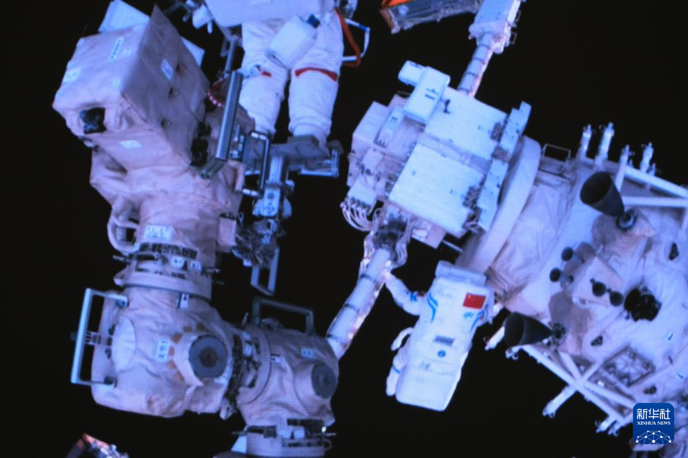 　　5月28日在北京航天飞行控制中心拍摄的神舟十八号航天员在空间站组合体舱外作业的画面。舱外设备设施巡检等任务。神舟十八号载人飞行任务期间还将开展大量科学实验与技术试验，新华社记者 李杰 摄