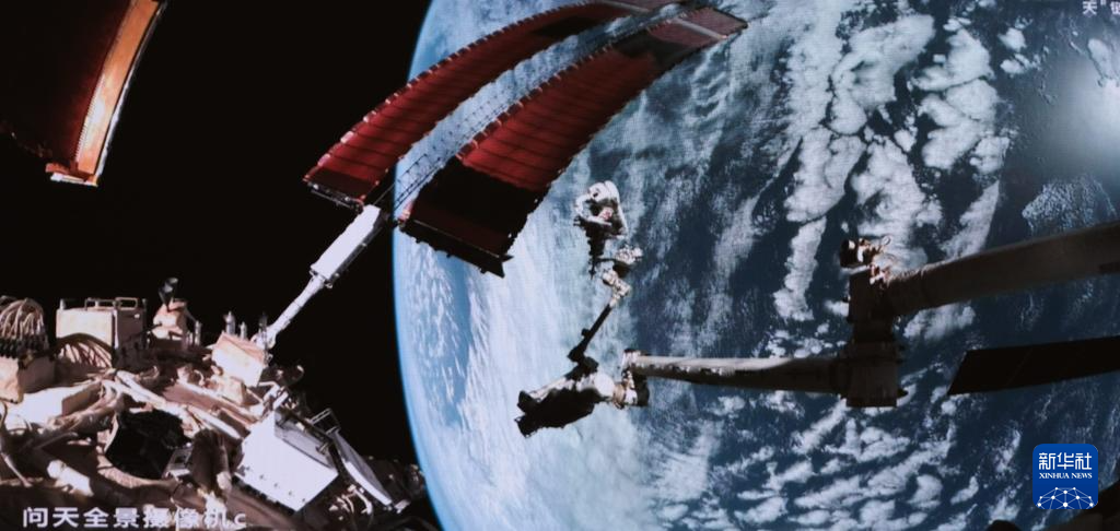 　　5月28日在北京航天飞行控制中心拍摄的神舟十八号航天员叶光富在空间站机械臂辅助下进行舱外作业的画面。新华社记者 李杰 摄