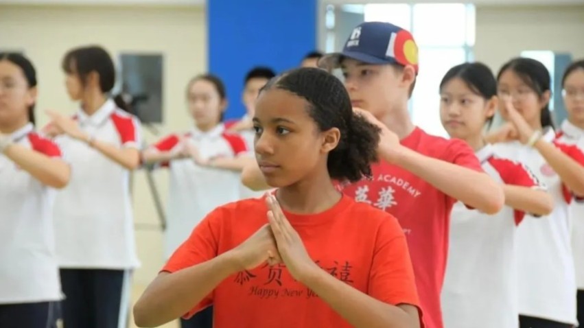 世界冠军现场教学，美国青少年在广州体验十五运会项目