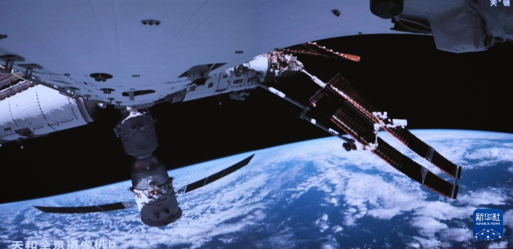 　　5月28日在北京航天飞行控制中心拍摄的神舟十八号航天员叶光富在空间站组合体舱外作业的画面。新华社记者 李杰 摄</p><p style=