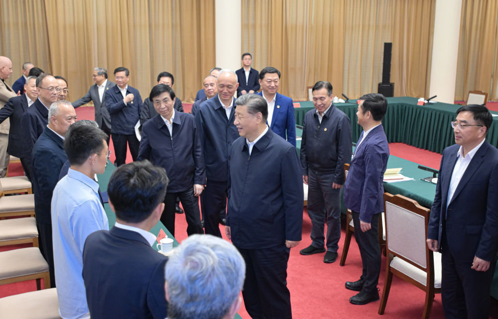 　　5月23日下午，中共中央总书记、国家主席、中央军委主席习近平在山东省济南市主持召开企业和专家座谈会并发表重要讲话。这是习近平同参会的企业和专家代表亲切交流。新华社记者 李涛 摄