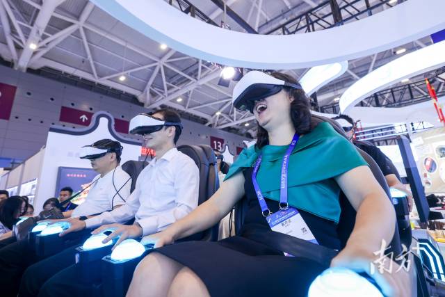 文博会现场，观众体验VR设备。届文济启南方+记者 朱洪波 摄