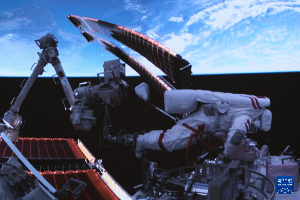 　　5月28日在北京航天飞行控制中心拍摄的神舟十八号航天员叶光富在空间站组合体舱外作业的画面。按计划
，舱外设备设施巡检等任务。新华社记者 李杰 摄</p><p style=