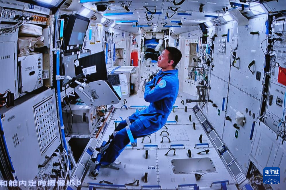 　　5月28日在北京航天飞行控制中心拍摄的神舟十八号航天员李聪密切关注出舱任务的画面。舱外设备设施巡检等任务。新华社记者 李杰 摄