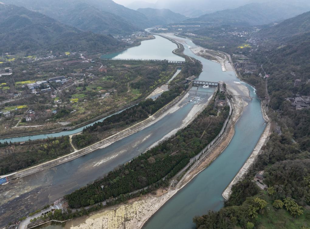 2025年3月16日拍摄的都江堰水利工程（无人机照片）。新华社记者 江宏景 摄